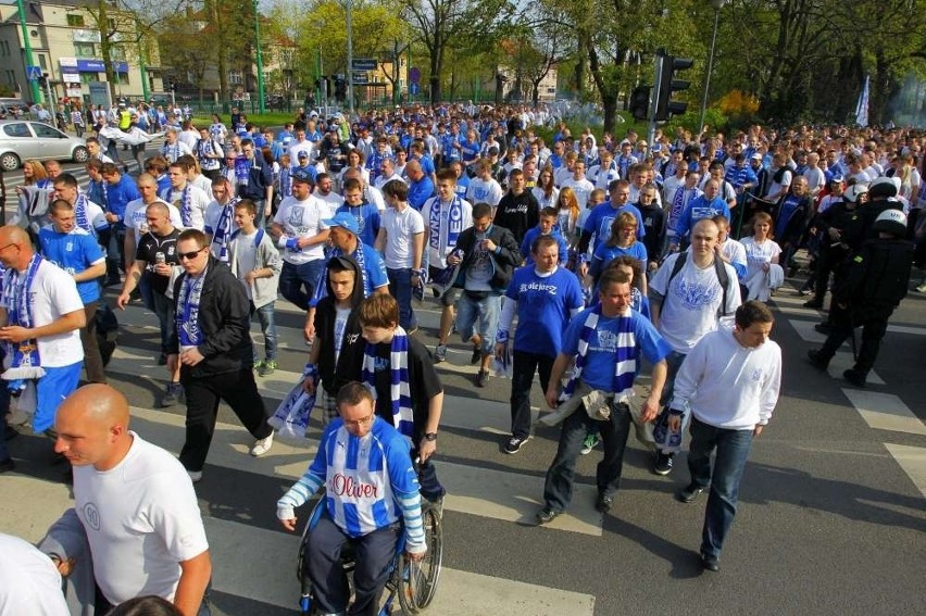 Kibice Lecha Poznań przemaszerowali na stadion przy...