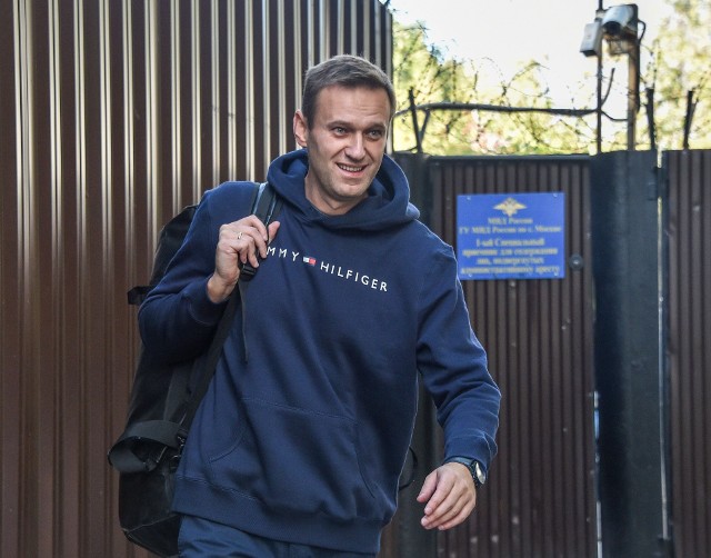 Aleksiej Navalny opuszczający więzienie w Moskwie 23 sierpnia