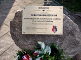 Stalowa Wola. Obelisk i gablota z pamiątkami poświęcone Sebastianowi Marczewskiemu