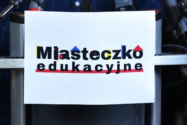 Miasteczko edukacyjne w Warszawie to tygodniowa akcja ZNP. O problemach oświaty mówią: pracownicy, nauczyciele, profesorowie i działacze społeczni.