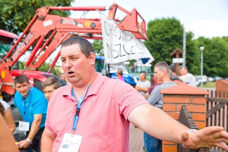 Osowiec-Twierdza. Protest przed siedzibą BPN. Rolnicy przywieźli dyrektorowi taczkę (zdjęcia, wideo)