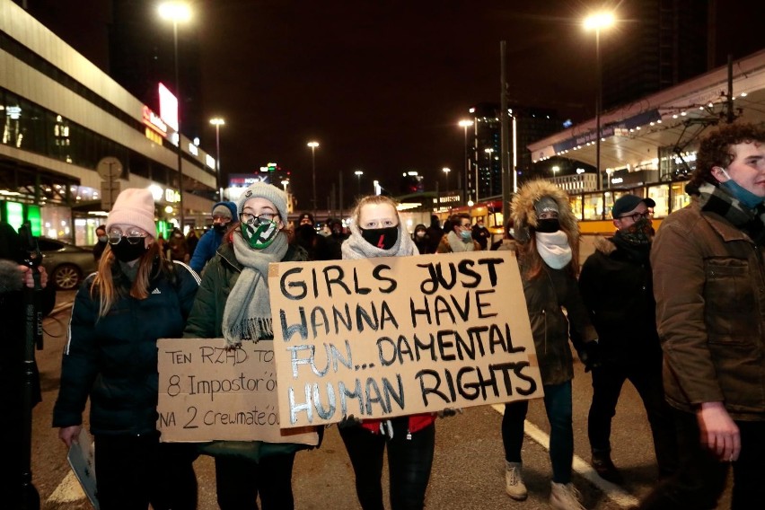Strajk Kobiet znów wyszedł na ulice, protest w centrum Warszawy [ZDJĘCIA] Trybunał Konstytucyjny opublikował uzasadnienie wyroku ws. aborcji