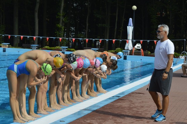 Pływacy UKP Fala z trenerem Grzegorzem Mazurkiem na basenie MOSiR w Kraśniku