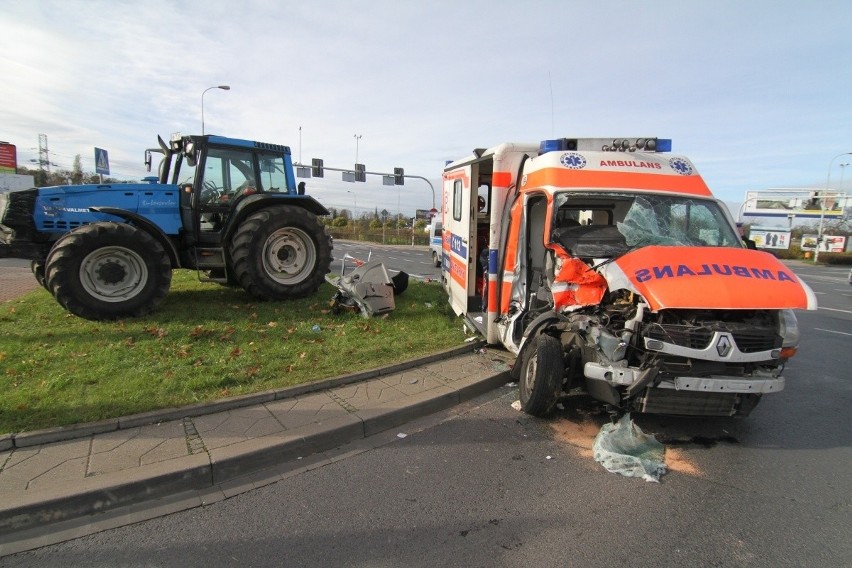 Wypadek na skrzyżowaniu Borowskiej i Armii Krajowej. Karetka...