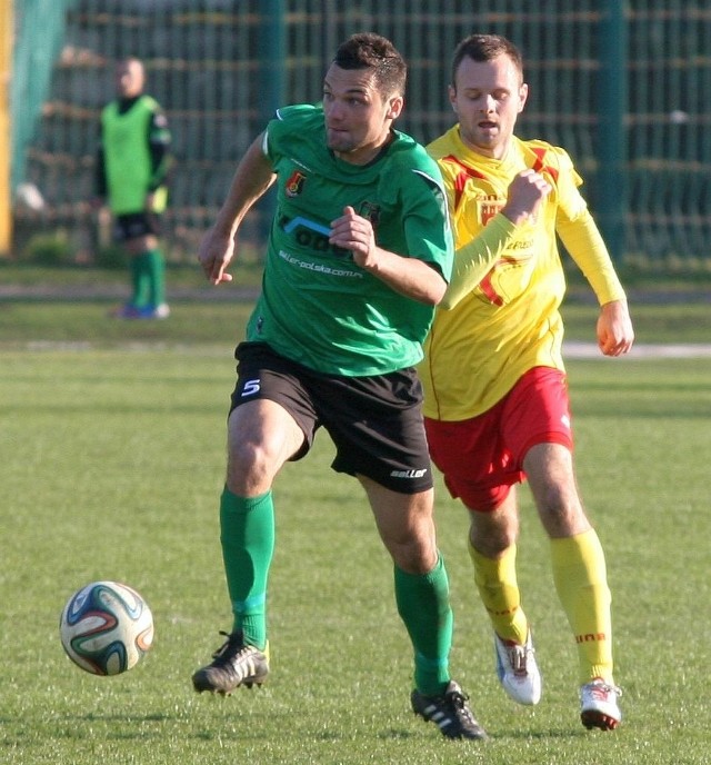 Piłkarze Stali Stalowa Wola (z piłką Przemysław Żmuda) zmierzą się na własnym stadionie z Olimpią Zambrów.