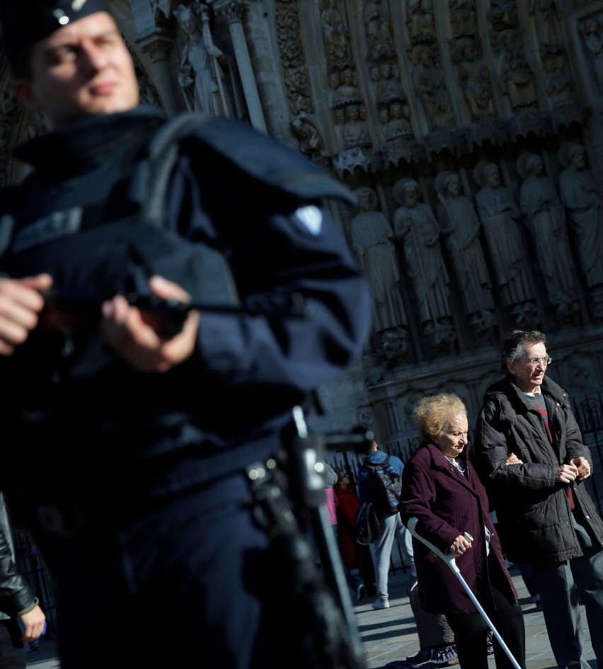 Policjant przed katedrą Notre Dame.