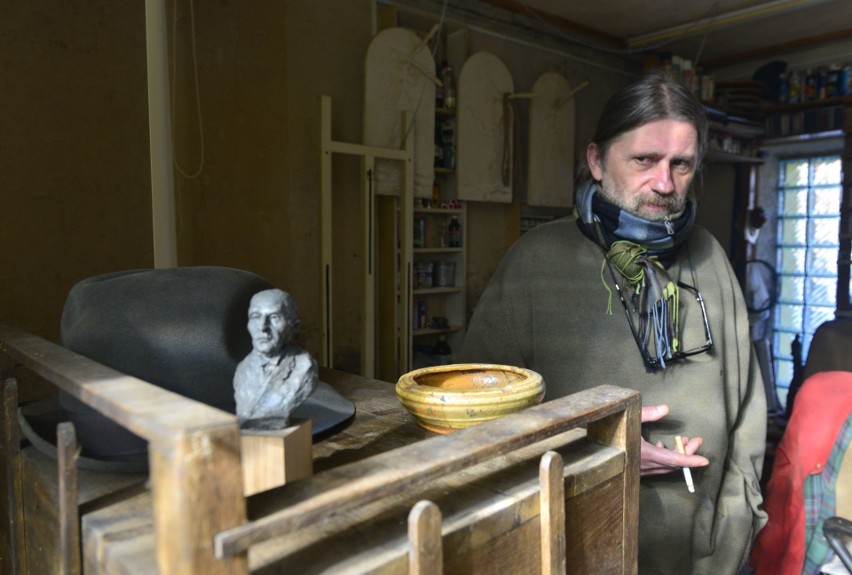 Norbert Jastalski w swoim warsztacie rzeźbiarskim w Iłży.