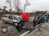 Śmiertelny wypadek w Rajcu Poduchownym pod Radomiem. W czołowym zderzeniu dwóch samochodów zginął kierowca, a drugi został ranny