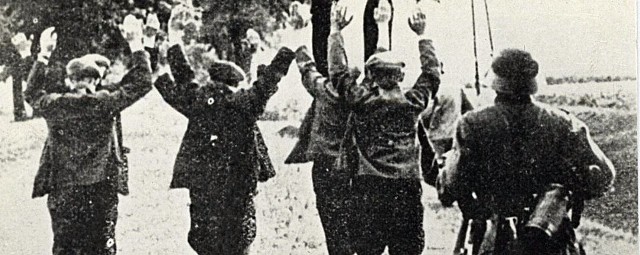 16 września 1939 niemiecka żandarmeria polowa przystąpiła do egzekucji wziętych do niewoli obrońców Łowicza. Niemcy rozstrzelali 86 łowiczan i osób przyjezdnych, a przy ul. Warszawskiej 6 harcerzy, którzy walczyli w mundurach organizacyjnych.