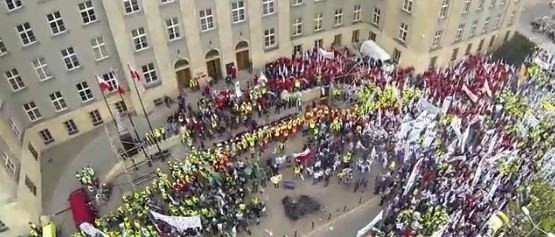 Manifestacja górników w Katowicach sfilmowana przez drona [WIDEO] 