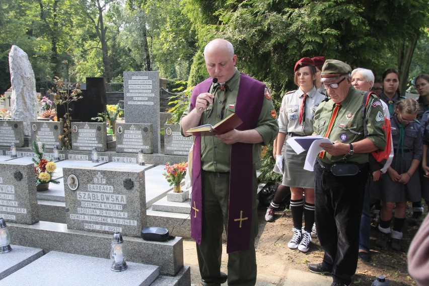 Odsłonięcie pamiątkowej tablicy upamiętniającej 70 rocznicę tragicznej  śmierci łódzkich harcerek.