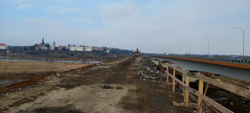 Rozbudowa mostu w Sandomierzu. Trwają intensywne prace. Media przełożone, konstrukcja demontowana. Zobaczcie zdjęcia