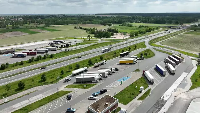 Na MOP-ach Prószków i Przysiecz, położonych naprzeciwko siebie po obu stronach autostrady, których powierzchnia została powiększona, wykonawca ukończył budowę nowych dróg manewrowych i serwisowych