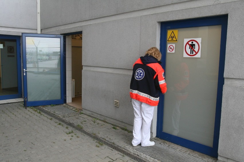 W Pyrzowicach służby gotowe są na  starcie z ebolą. Gorzej z podróżnymi [ZDJĘCIA]