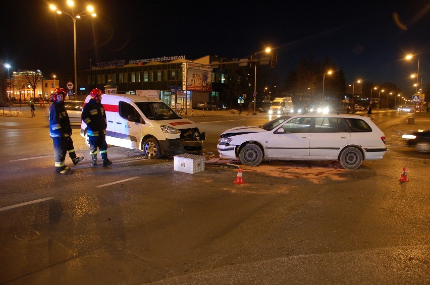 Tarnów. Wypadek 17.02.2015,skrzyżowanie:...