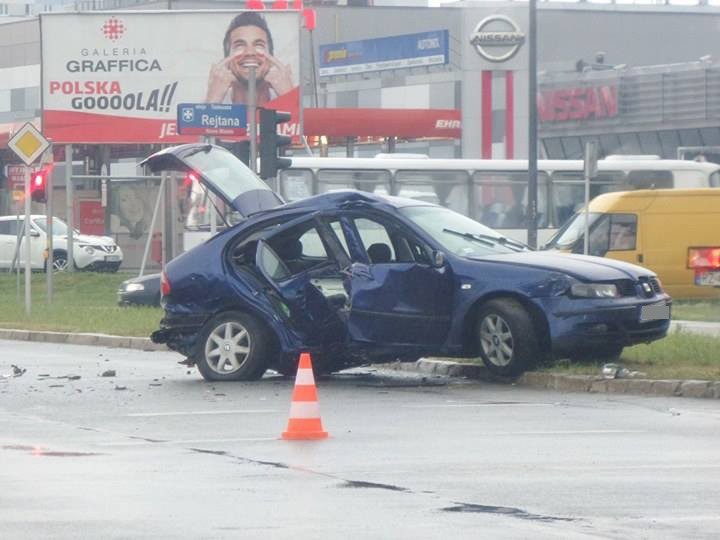 Wypadek na skrzyżowaniu ul. Sikorskiego z Armii Krajowej w Rzeszowie. Dwie osoby ranne