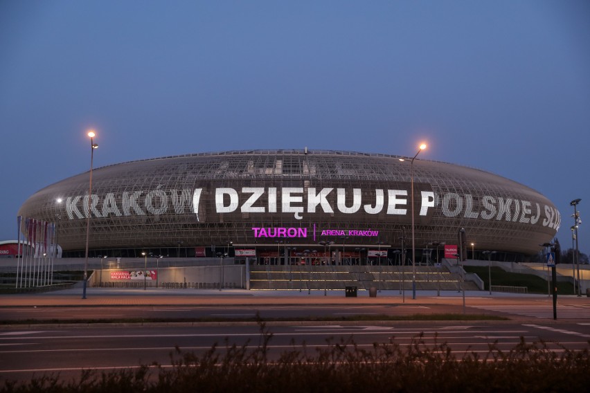 Koronawirus w Małopolsce. Kraków dziękuje służbie zdrowia napisem na fasadzie Tauron Areny [ZDJĘCIA]