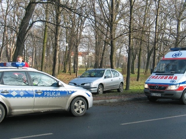 Kierowcy renaulta nic się nie stało. Za to pasażerkę karetka pogotowia odwiozła do szpitala.