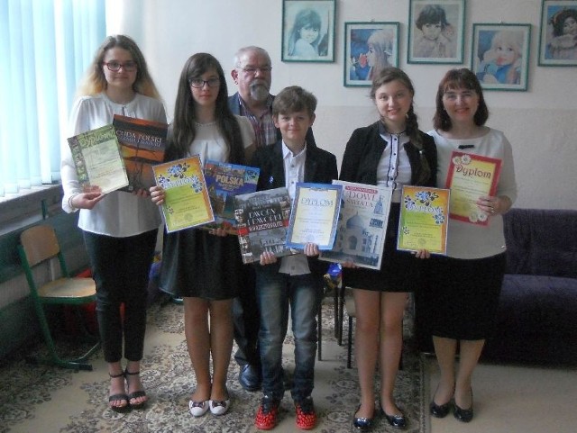 Nagrodzeni uczniowie z Tychowa Starego wraz z nauczycielką Alą Bonio i przedstawicielem organizatora konkursu.