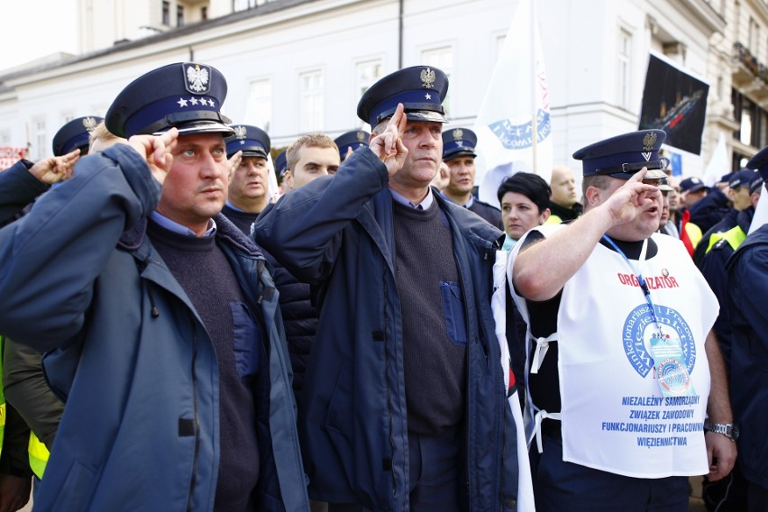 Protest policjantów w Warszawie. Mundurowi domagają się...