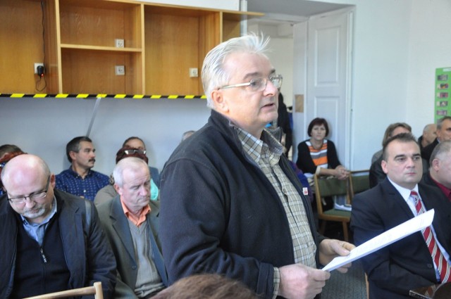 Waldemar Kościelny odczytuje petycję na sesji rady miejskiej w Praszce.