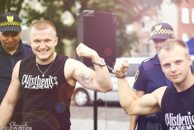 Zdjęcie ze strażą miejską w tle jest oczywiście pozorowane: Adrian (od lewej) i Jordan, założyciele Calisthenics Academy w Bydgoszczy (zajęcia kalisteniki)