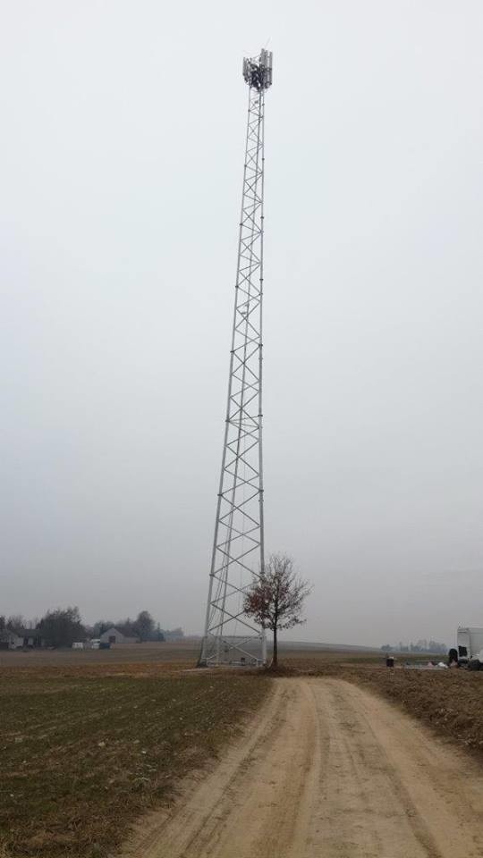 Jeżówka. Maszt telefonii komórkowej już stoi. Burmistrz zapowiada kolejny