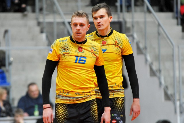 Łukasz Owczarz (nr 16) i Mateusz Nożewski to nieliczni zawodnicy, którzy pozostali w Stali Nysa po zakończeniu ubiegłego sezonu.