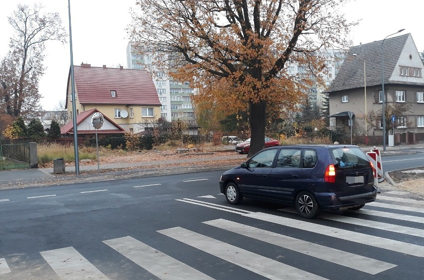 Lustro drogowe na skrzyżowaniu alei Żołnierza i alei...