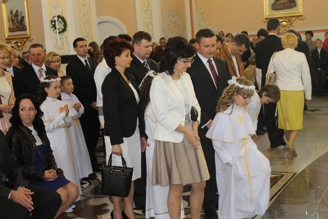Dzieci powitał proboszcz parafii ksiądz Kazimierz Wądołowski, który apelował o przyjęcie tego sakramentu w spokoju, aby ta msza była szczególna nie tylko dla dzieci, ale również ich rodziców.