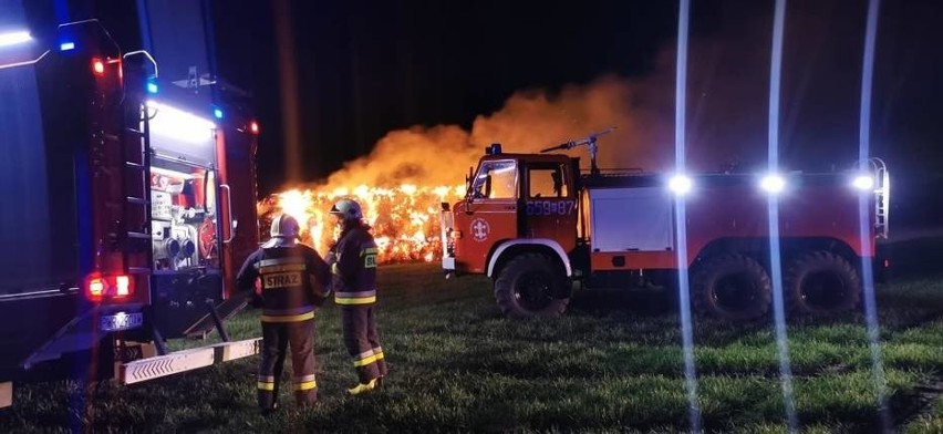 Nocne akcje strażaków we Wrześni - liczne wyjazdy na pożary w nocy 11 na 12 kwietnia 2021. Zobacz zdjęcia