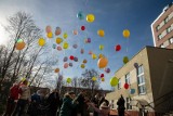 Dzień Dziecka z Chorobą Nowotworową. Przed oknami małych pacjentów UDSK w Białymstoku uniosło się sto balonów pełnych marzeń