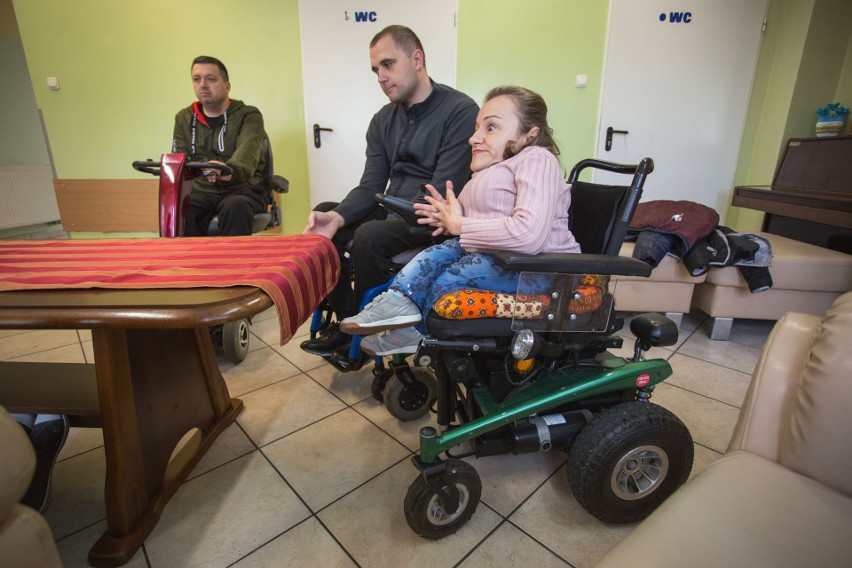 Niepełnosprawni z Ukrainy trafili do Słupska. Trzeba im...