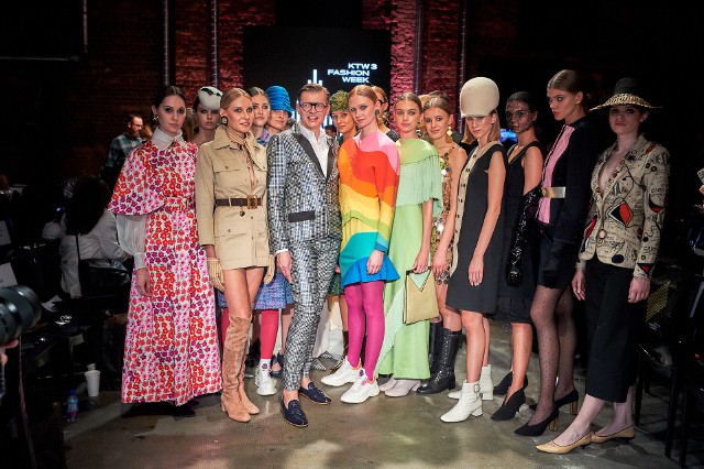 Pokaz strojów haute couture z kolekcji Adama Lei. Adam Leja - w środku. KTW Fashion Week 2019, Katowice, Fabryka Porcelany 11 października 2019