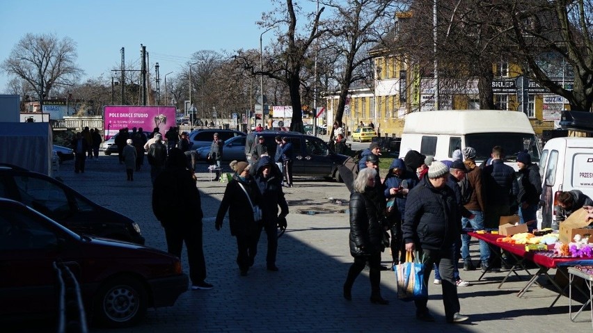 Wrocław: Sporo ludzi na Świebodzkim i Młynie. Stoiska stoją przed wejściem