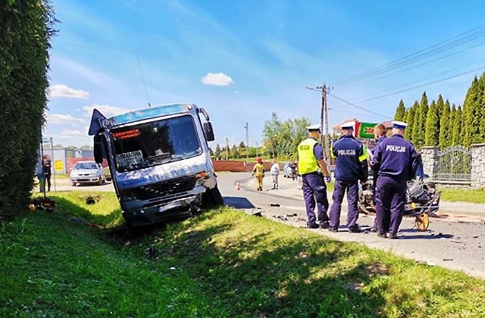 Wypadek limanowskiego busa w Trzcianie. Jedna pasażerka w szpitalu