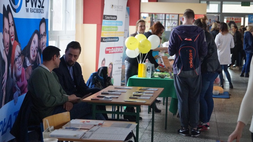 Targi edukacyjne w Jastrzębiu: Uczniowie wybierają zawód