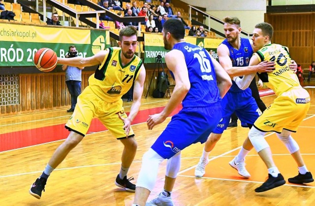 Koszykarze Siarki Tarnobrzeg (w żółtych koszulkach) przegrali kolejny mecz w rozgrywkach pierwszej ligi.