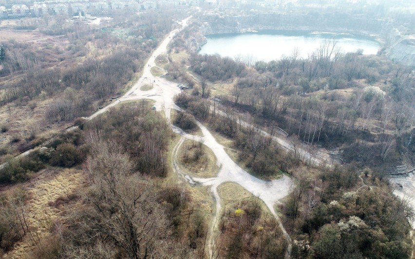 Z lądu, powietrza i wody. Krakowscy policjanci na straży bezpieczeństwa podczas pandemii koronawirusa [ZDJĘCIA, WIDEO]