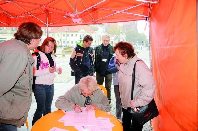 Na białostockim Rynku Kościuszki zbieraliśmy podpisy tydzień temu. Podpisywali się i młodzi, i starsi białostoczanie.