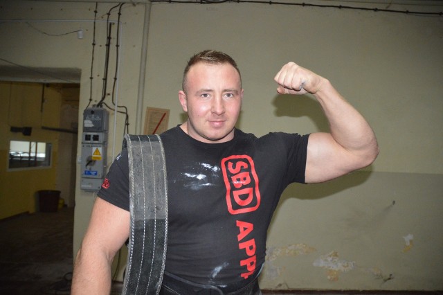 Trening strongmana Szczepana Krzesińskiego z udziałem adepta sportów siłowych - Michała Bieńka