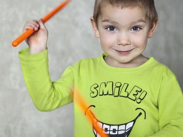 Szymon Urbanowicz jest dziś wesołym 4-latkiem. Od ponad roku jedną z ulubionych jego zabawek są pałeczki Zildjian do gry na perkusji.