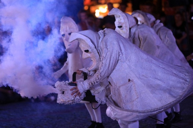 Do krainy snów zabrał torunian w piątkowy wieczór rosyjska grupa Mr Pejo’s Wandering Dolls. W ramach Festiwalu Teatrów Ulicznych zaprezentowali spektakl "Moonsters", do którego zagrania zaprosili również publiczność. Ci, którzy nie mieli okazji go obejrzeć, mogą to jeszcze nadrobić dziś (sobota) o godz. 21 na Rynku Nowomiejskim. Warto! Wstęp wolny! Polecamy także: Jak dobrze znasz polskie kabarety? Sprawdź się w naszym quizie!