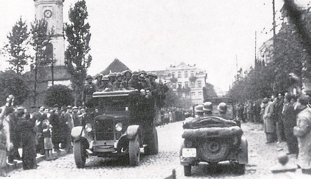 Na  zdjęciu wykonanym w Białymstoku, 22 września 1939 roku widać dwa samochody mijające się w pobliżu ratusza (widoczna wieża zegarowa), przy Rynku Kościuszki. Ciężarówka z lewej wiezie wkraczających do miasta żołnierzy radzieckich. Samochód po prawej wiezie żołnierzy Wehrmachtu