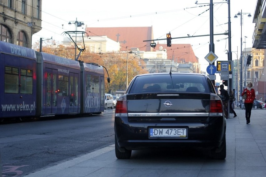 Wrocław: Nagrywają, jak MPK jeździ na czerwonym (ZDJĘCIA) 