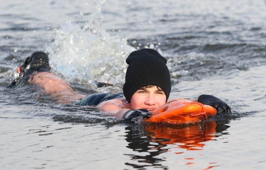 Walka z żywiołem w lodowatej wodzie w Cedzynie