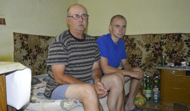 Janusz i Piotr Muszyńscy cieszą się już z mieszkania komunalnego, czekali na nie trzy lata. Teraz mieszkają w centrum Biecza 