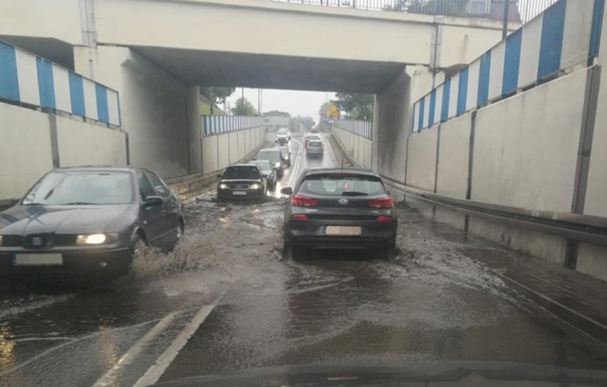 Zalany przejazd pod wiaduktem kolejowym w Katowicach...