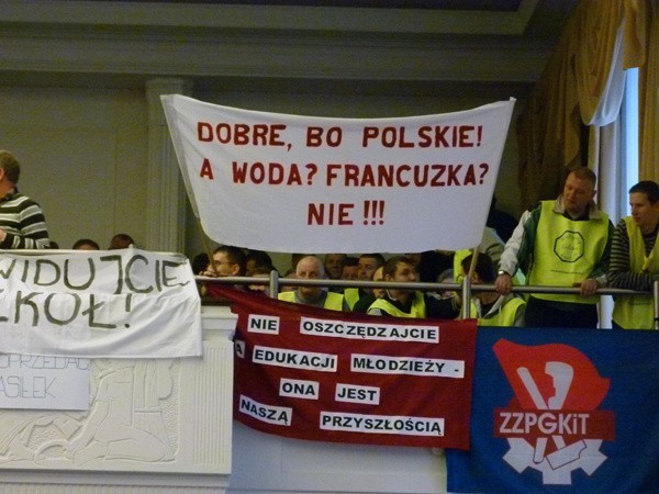 Setki łodzian protestuje przeciwko decyzjom Rady Miejskiej...