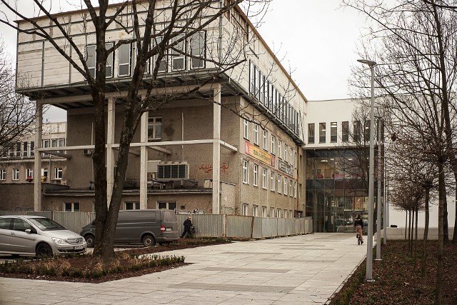 Właśnie zakończono budowę dodatkowego, trzeciego piętra nad segmentami G i E budynku przy ul. Oleskiej.